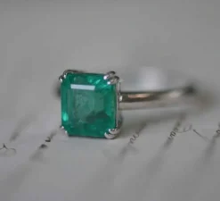 Bague émeraude en or blanc