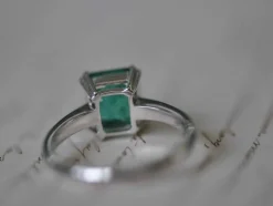 Bague émeraude en or blanc