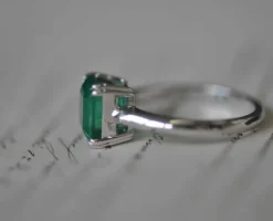 Bague émeraude en or blanc