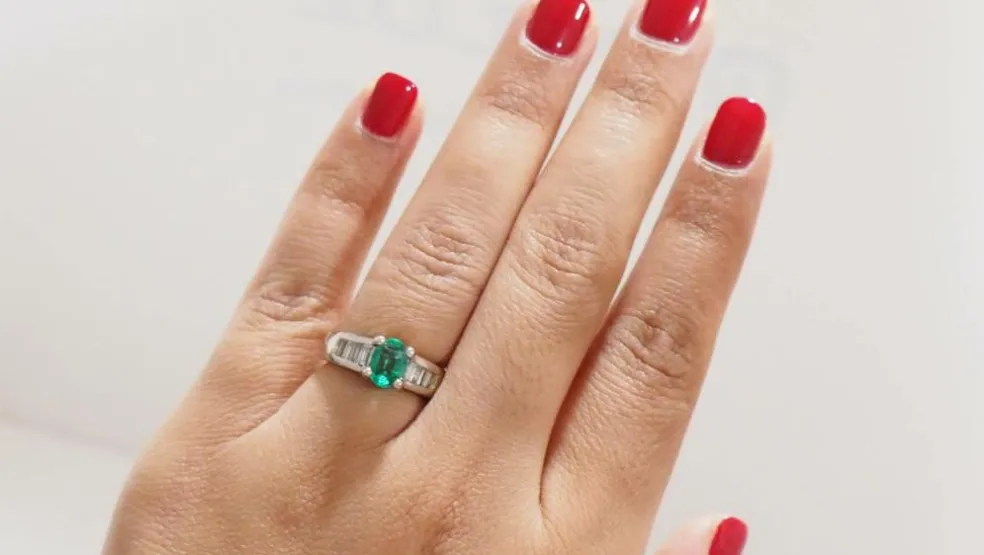 Bague émeraude et diamants baguettes
