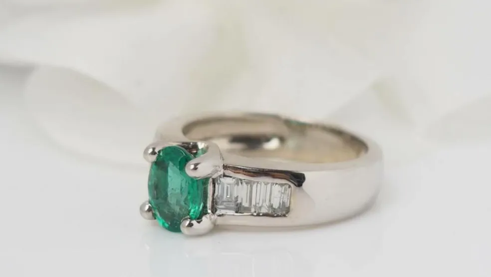 Bague émeraude et diamants baguettes