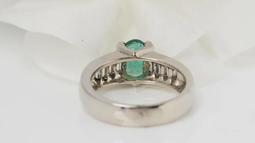 Bague émeraude et diamants baguettes