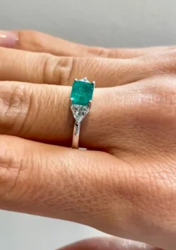 Bague émeraude moderne