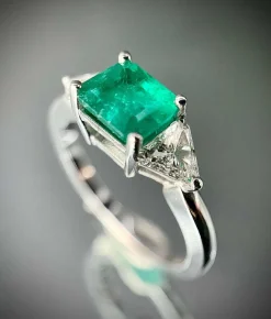 Bague émeraude moderne