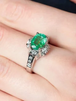 Bague émeraude ovale diamants or blanc