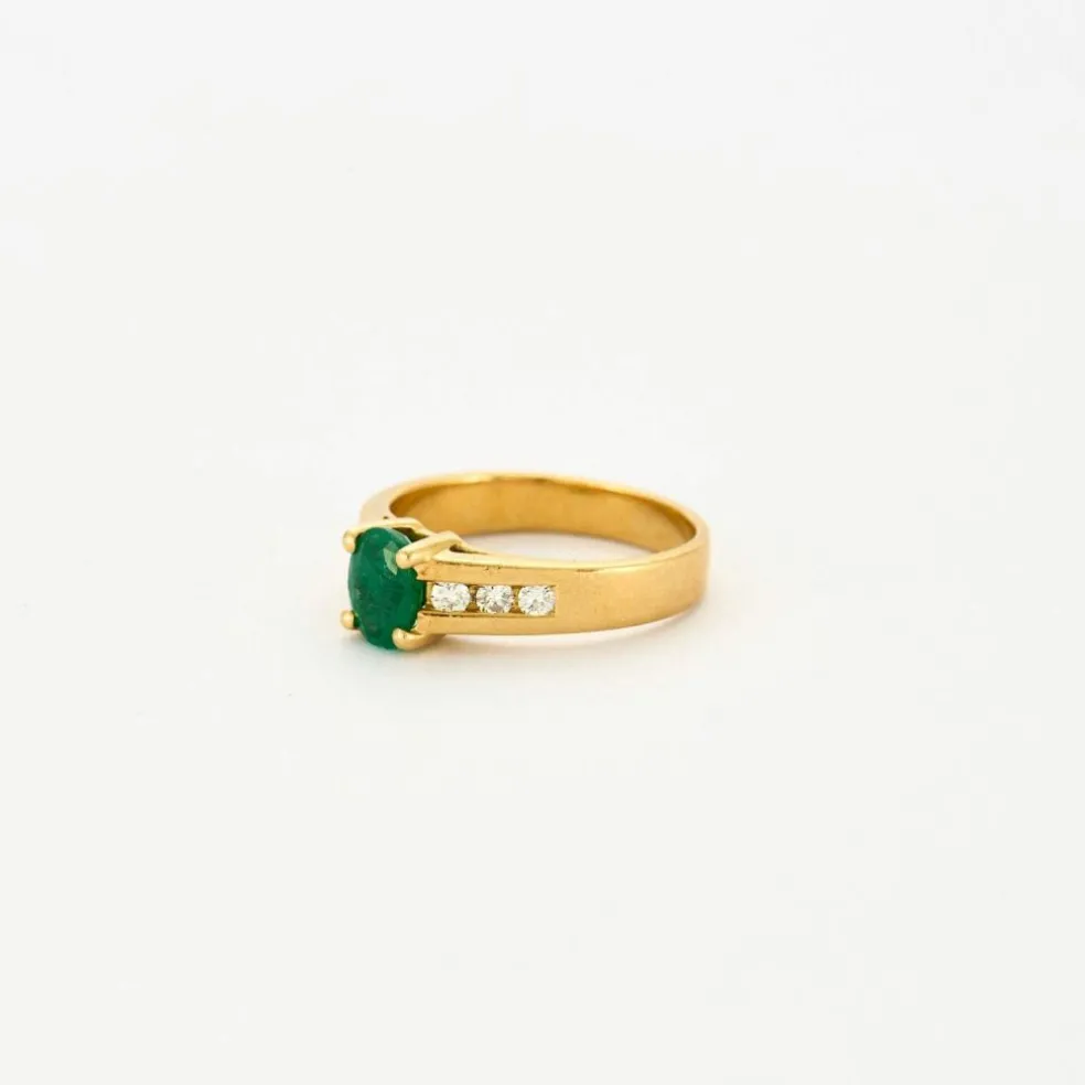Bague émeraude ovale et diamants