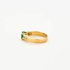 Bague émeraude ovale et diamants
