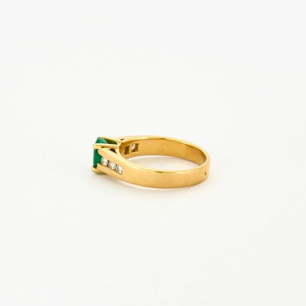 Bague émeraude ovale et diamants