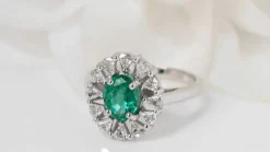 Bague émeraude ovale et diamants