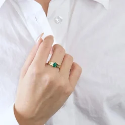 Bague émeraude ovale et diamants