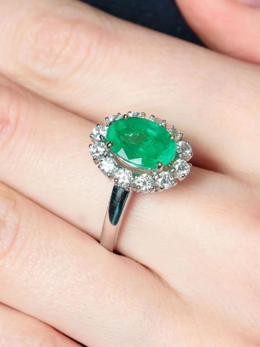 Bague émeraude taille ovale or blanc