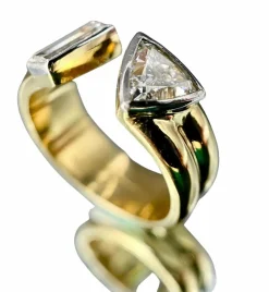 Bague moderne deux ors diamant triangle VS
