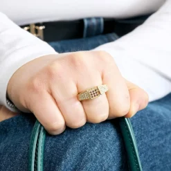 Bague moderne en or jaune, diamants, saphirs, rubis, émeraudes