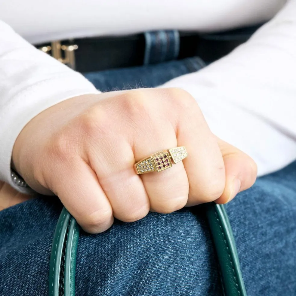 Bague moderne en or jaune, diamants, saphirs, rubis, émeraudes