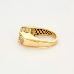 Bague moderne en or jaune, diamants, saphirs, rubis, émeraudes