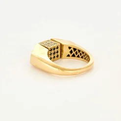 Bague moderne en or jaune, diamants, saphirs, rubis, émeraudes