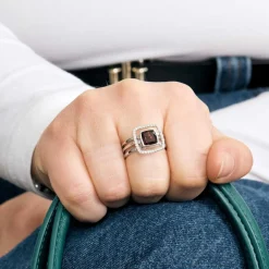 Bague moderne or gris, grenat et diamants