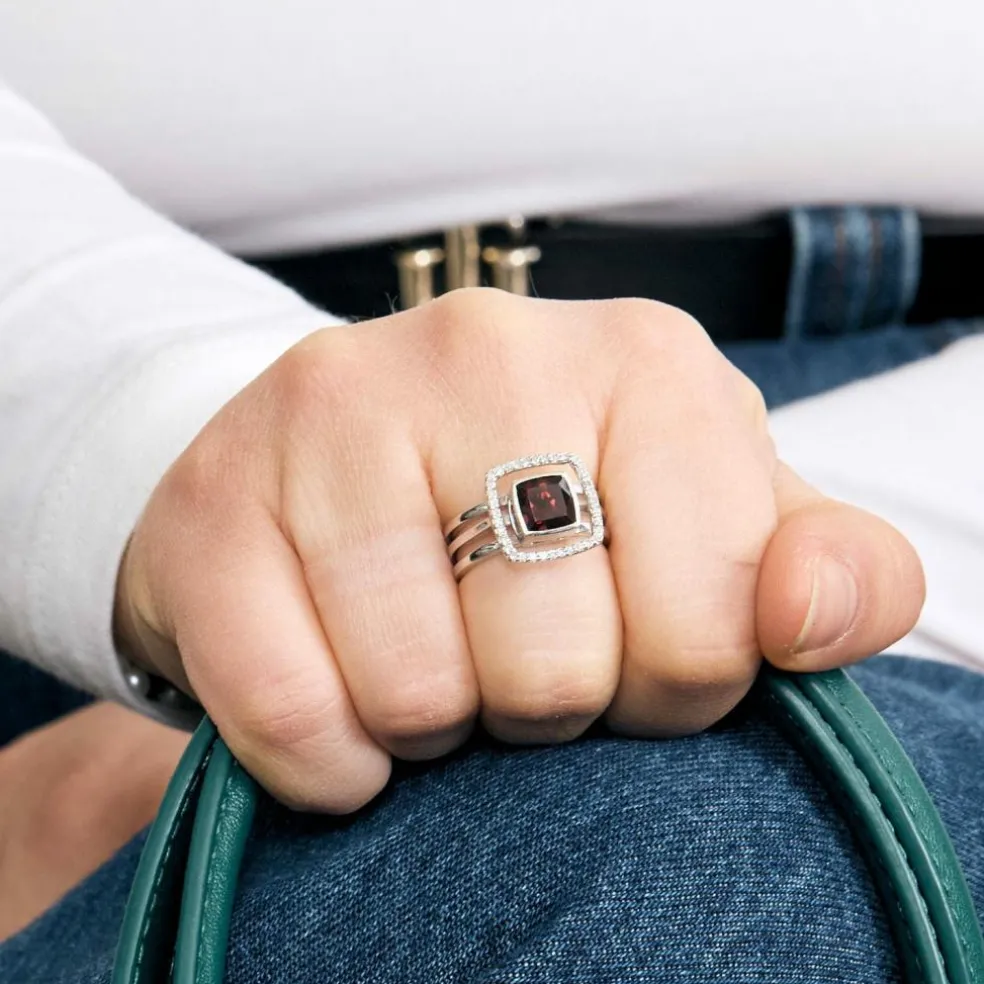 Bague moderne or gris, grenat et diamants
