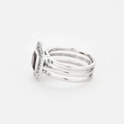 Bague moderne or gris, grenat et diamants