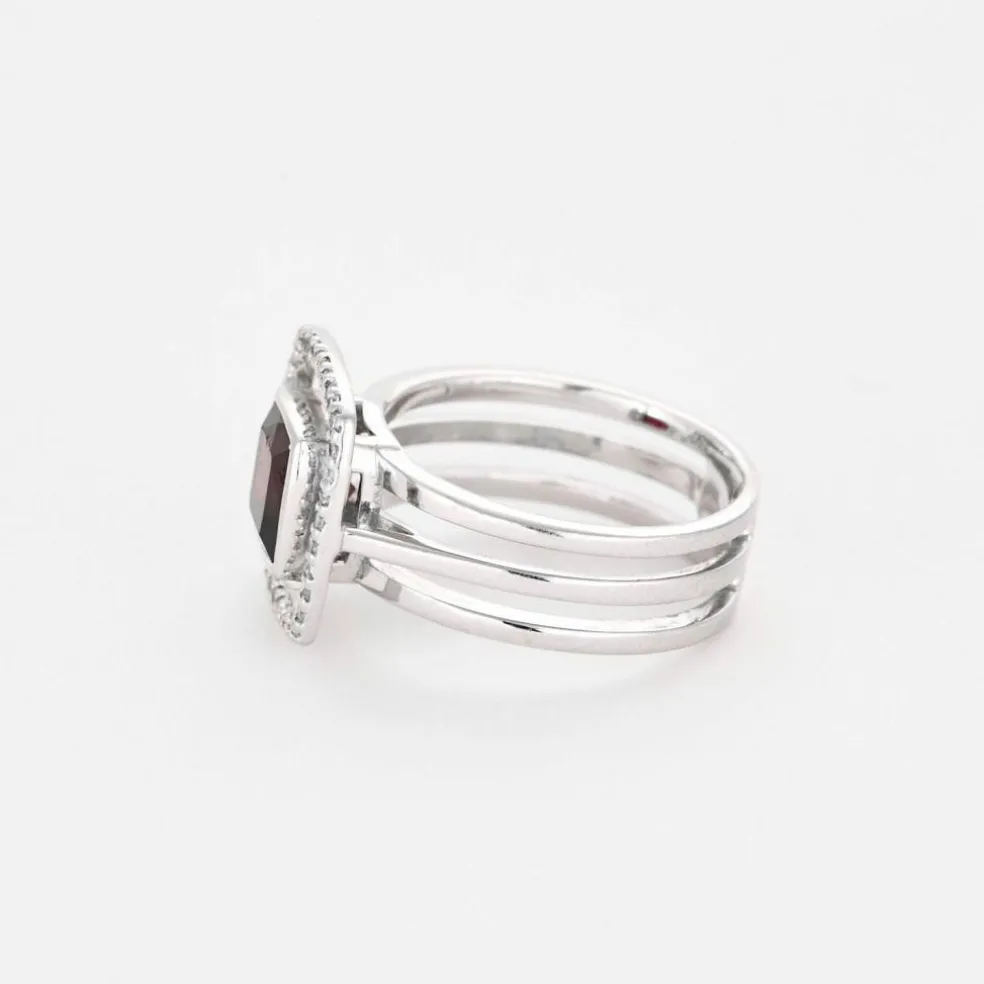 Bague moderne or gris, grenat et diamants