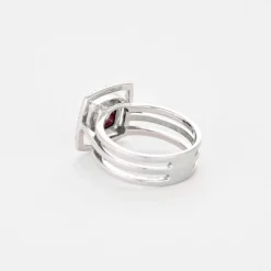 Bague moderne or gris, grenat et diamants