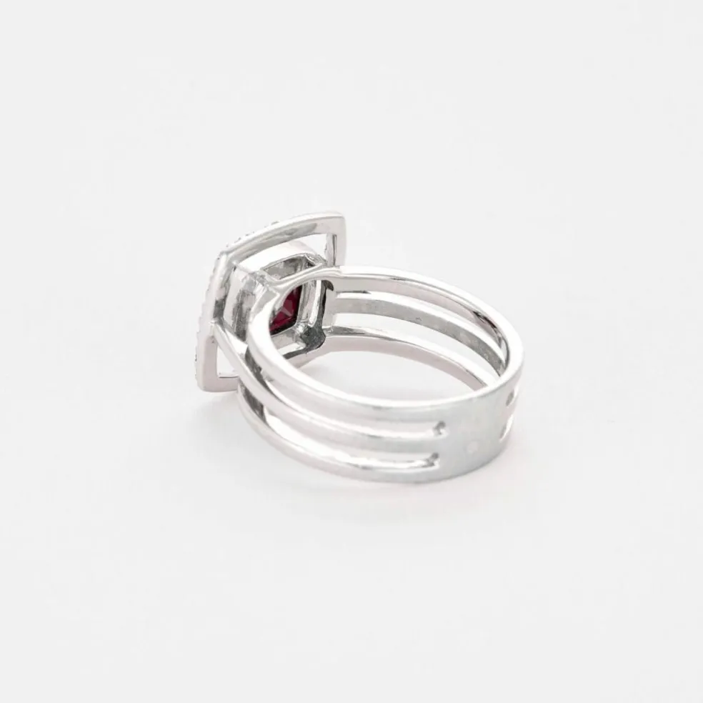 Bague moderne or gris, grenat et diamants