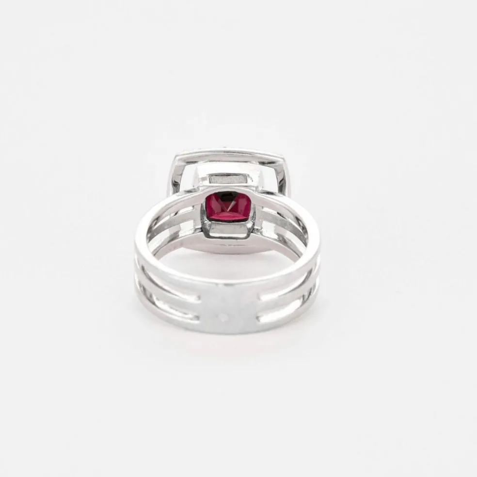 Bague moderne or gris, grenat et diamants