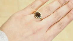 Bague moderne or jaune, diamants et quartz fumé