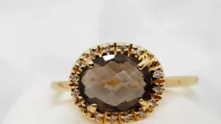 Bague moderne or jaune, diamants et quartz fumé