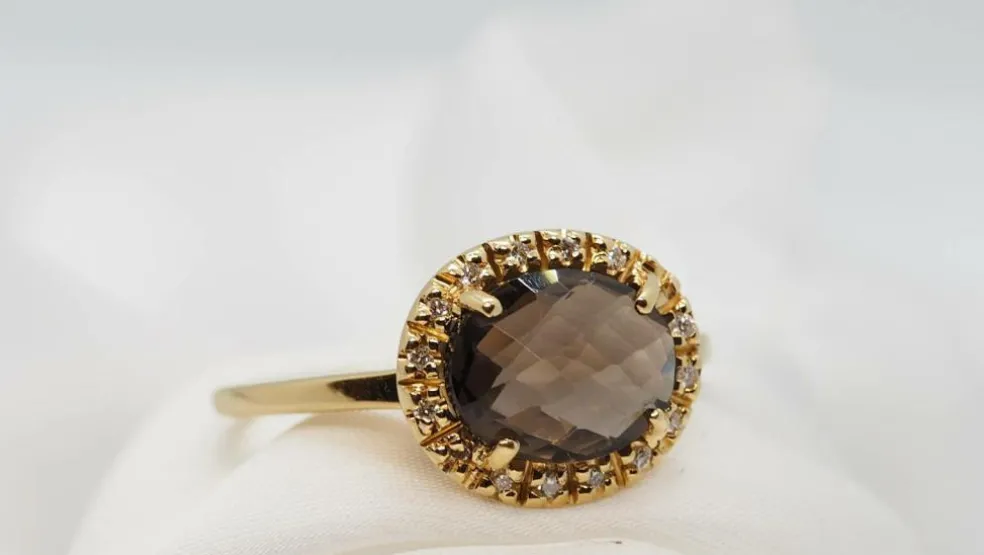 Bague moderne or jaune, diamants et quartz fumé