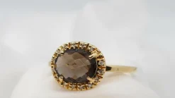 Bague moderne or jaune, diamants et quartz fumé