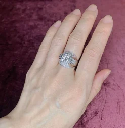 Bague moderniste Art Déco platine et diamants, brillant central d’environ 2 carats.