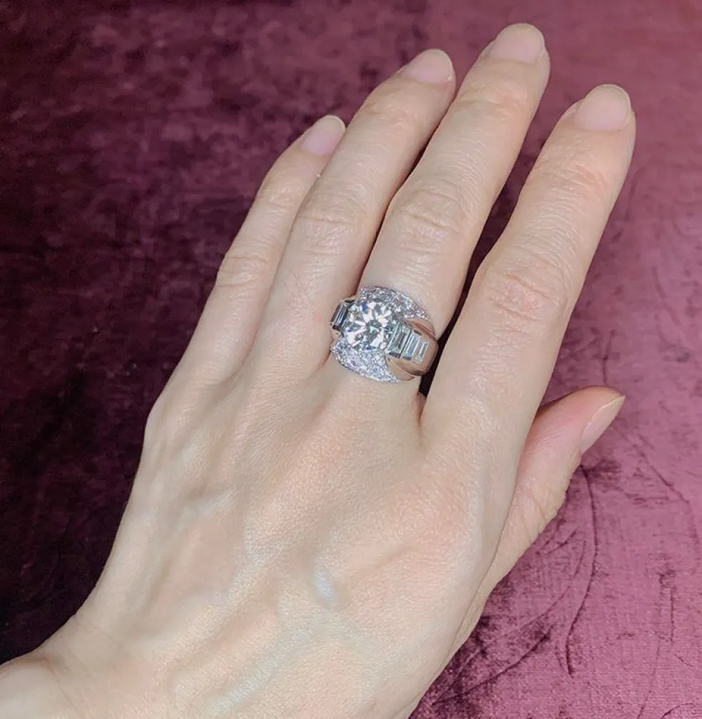 Bague moderniste Art Déco platine et diamants, brillant central d’environ 2 carats.
