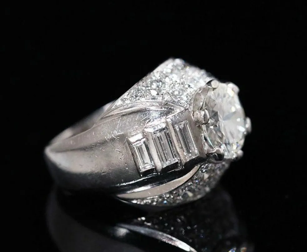 Bague moderniste Art Déco platine et diamants, brillant central d’environ 2 carats.