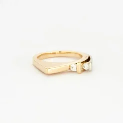 Bague moderniste diamants sertis sur or de deux couleurs 14 carats