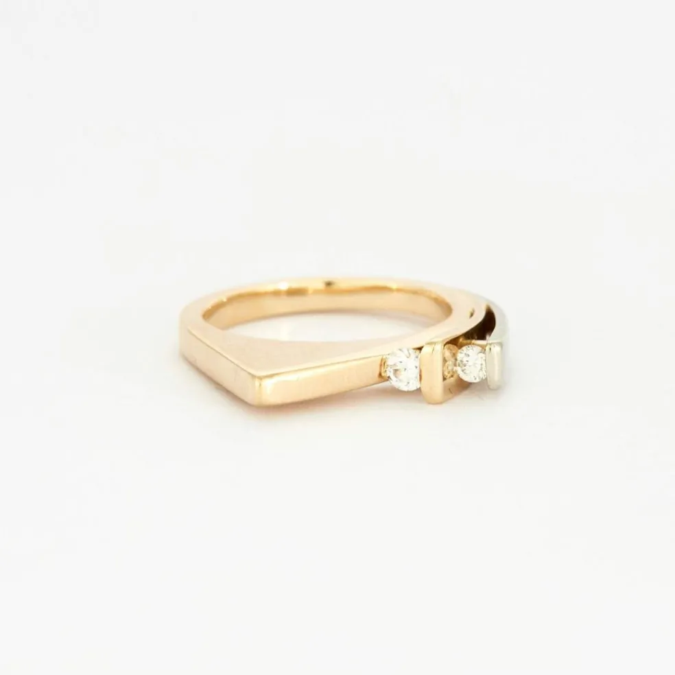 Bague moderniste diamants sertis sur or de deux couleurs 14 carats