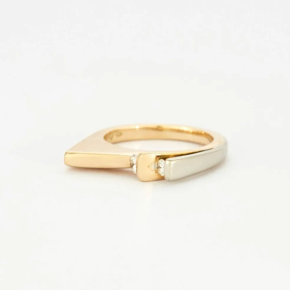 Bague moderniste diamants sertis sur or de deux couleurs 14 carats