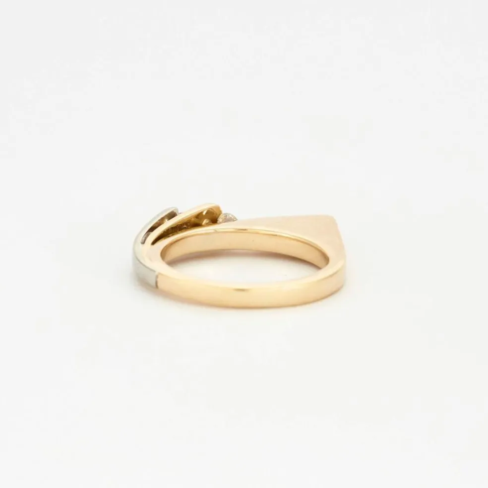 Bague moderniste diamants sertis sur or de deux couleurs 14 carats
