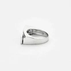 Bague moderniste en or blanc et diamants noirs et blanc