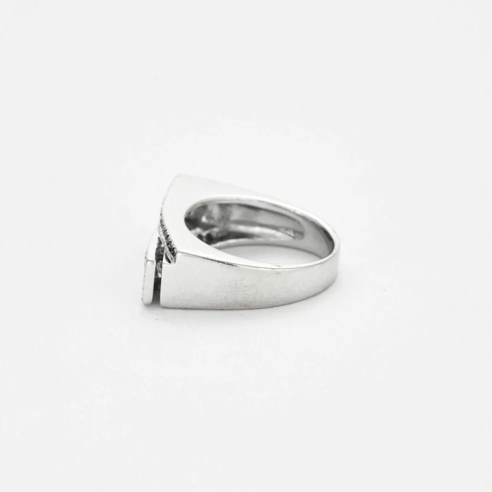 Bague moderniste en or blanc et diamants noirs et blanc
