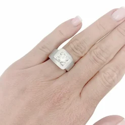 Bague moderniste en or blanc, diamant.