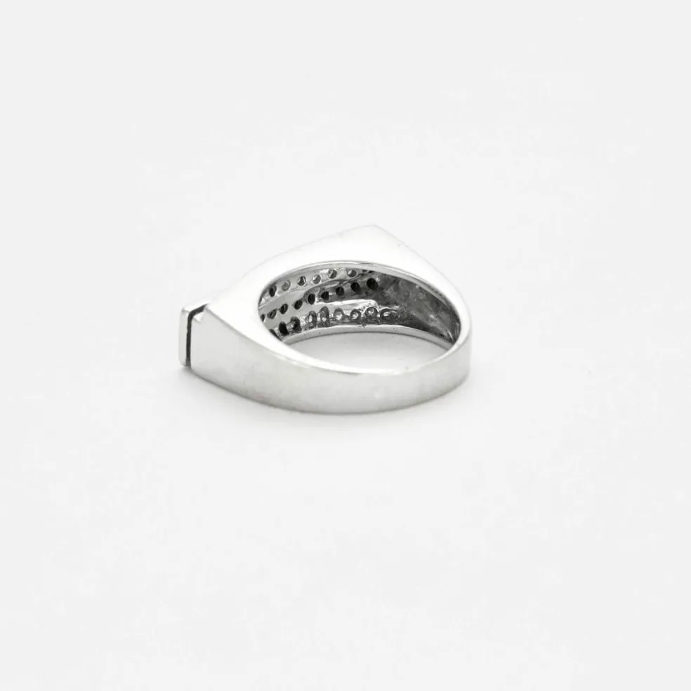 Bague moderniste en or blanc et diamants noirs et blanc