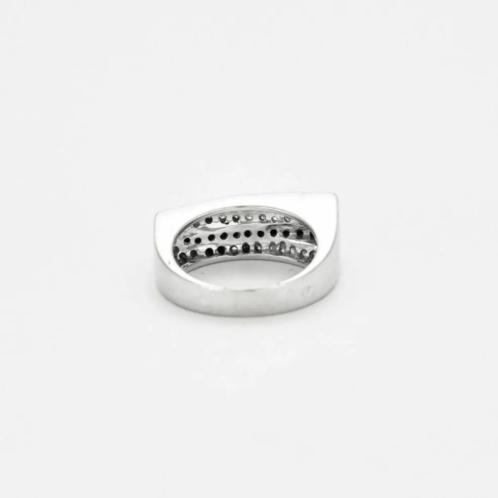 Bague moderniste en or blanc et diamants noirs et blanc