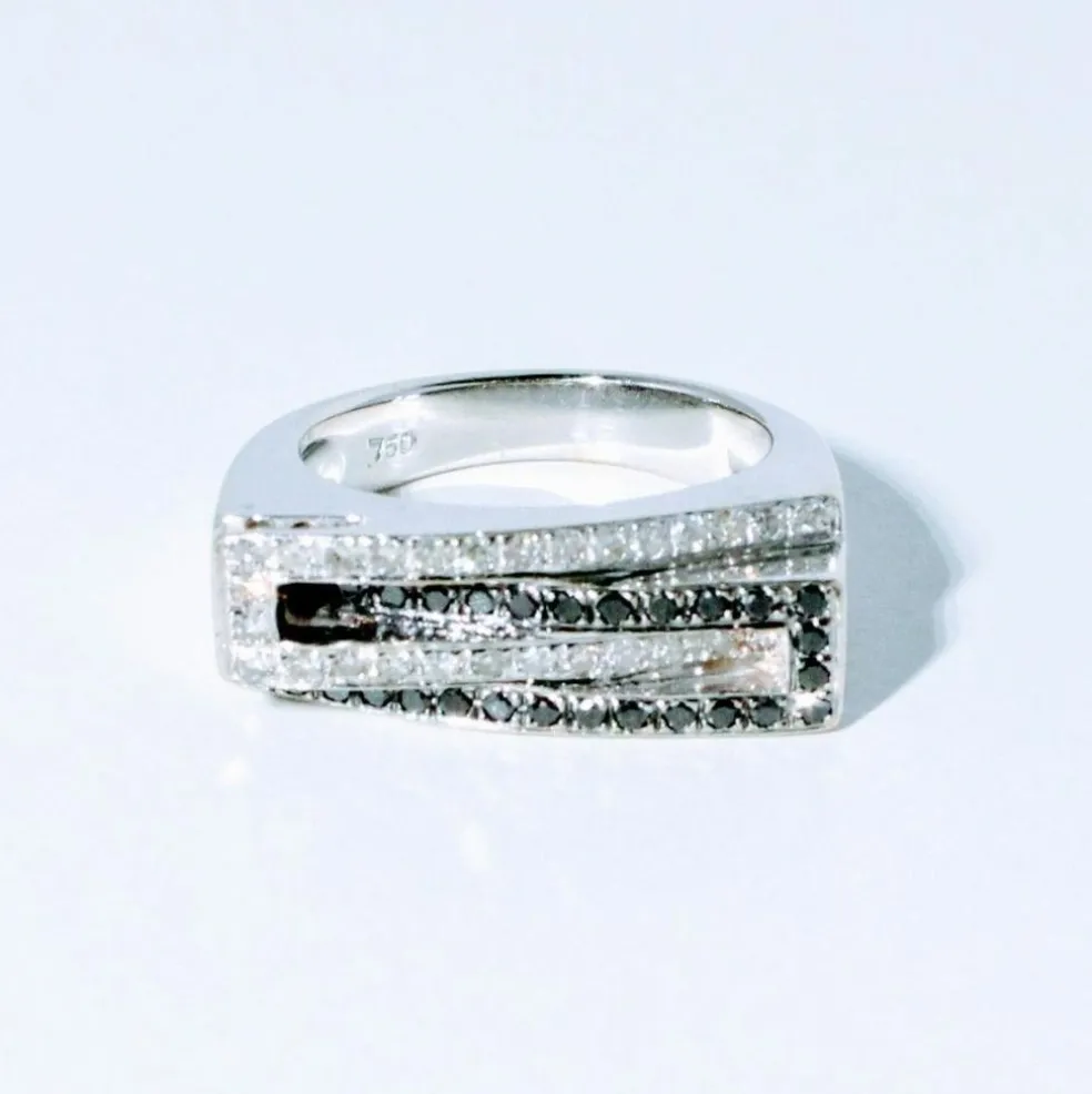 Bague moderniste en or blanc et diamants noirs et blanc