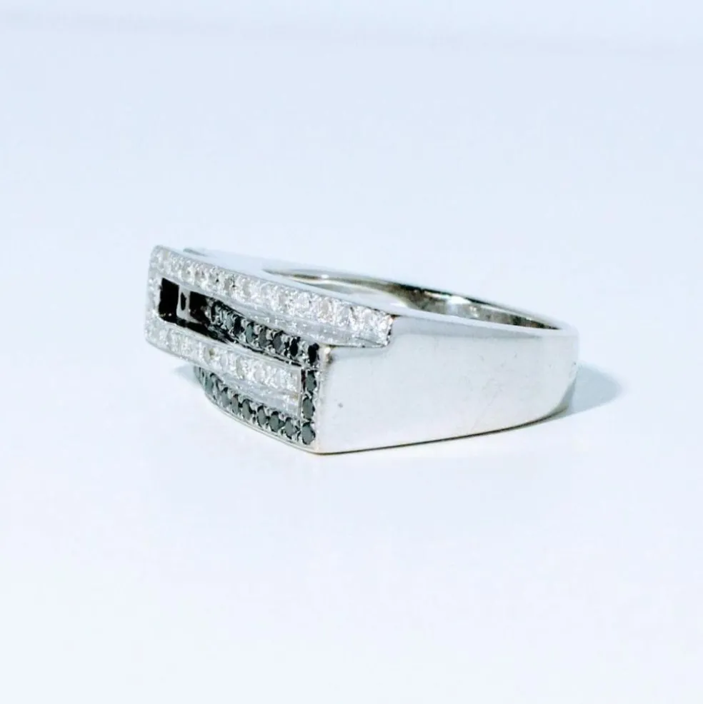 Bague moderniste en or blanc et diamants noirs et blanc