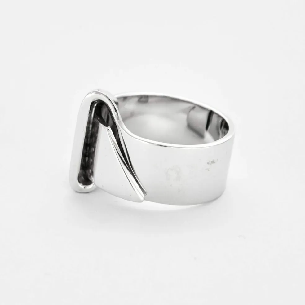 Bague moderniste en or gris et diamants