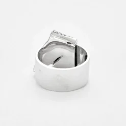 Bague moderniste en or gris et diamants