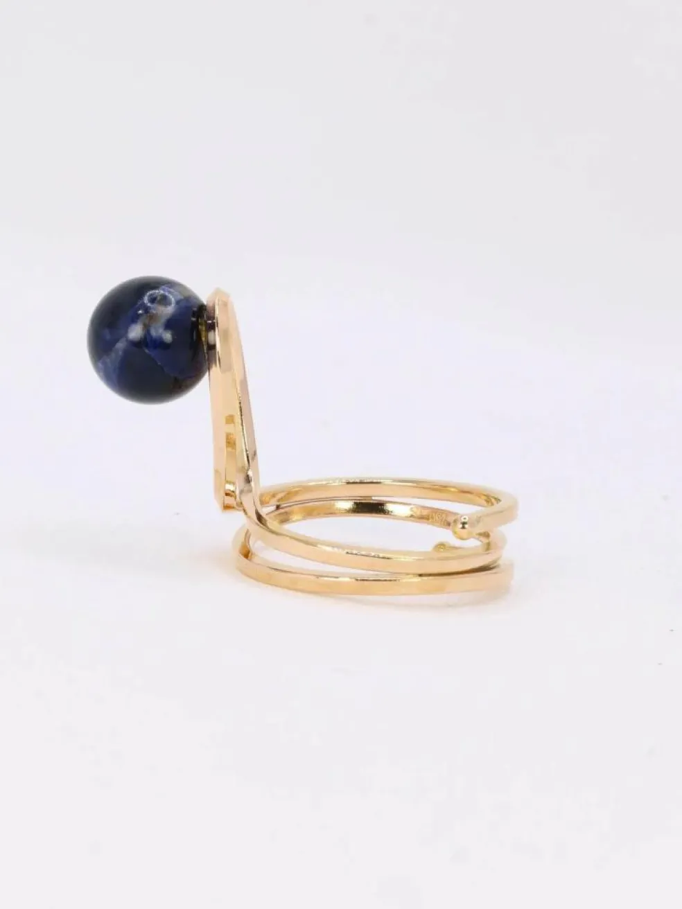 Bague moderniste or jaune sodalite