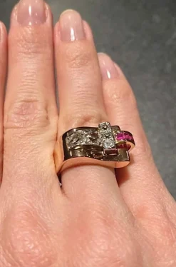 Bague modèle Tank asymétrique d'époque 1930/40 3 ors rubis diamants