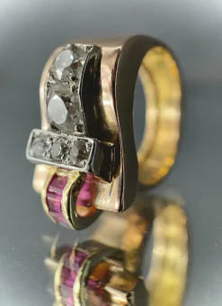Bague modèle Tank asymétrique d'époque 1930/40 3 ors rubis diamants
